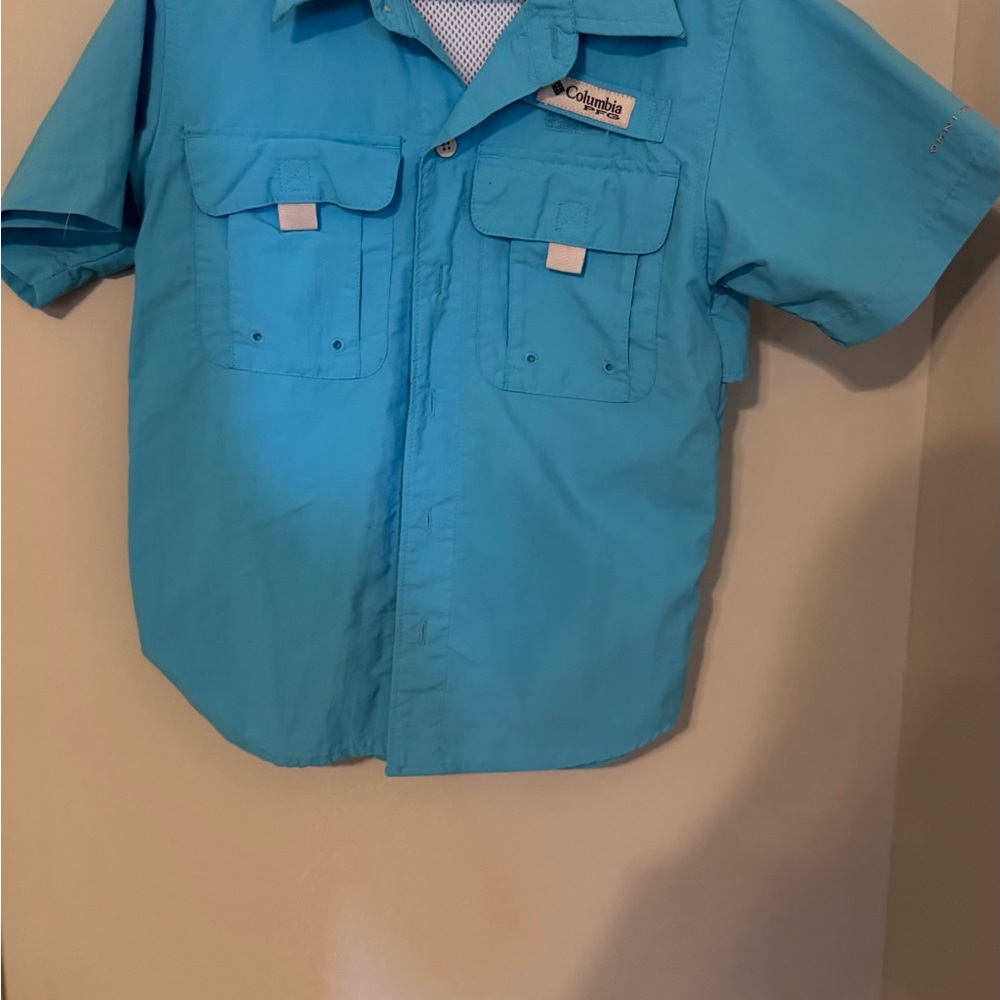 Columbia Blue Button Down Shirt with Breathable Fabric and Classic Fit